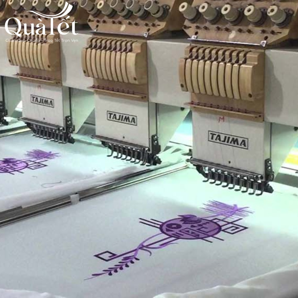 Thêu logo lên quà tặng