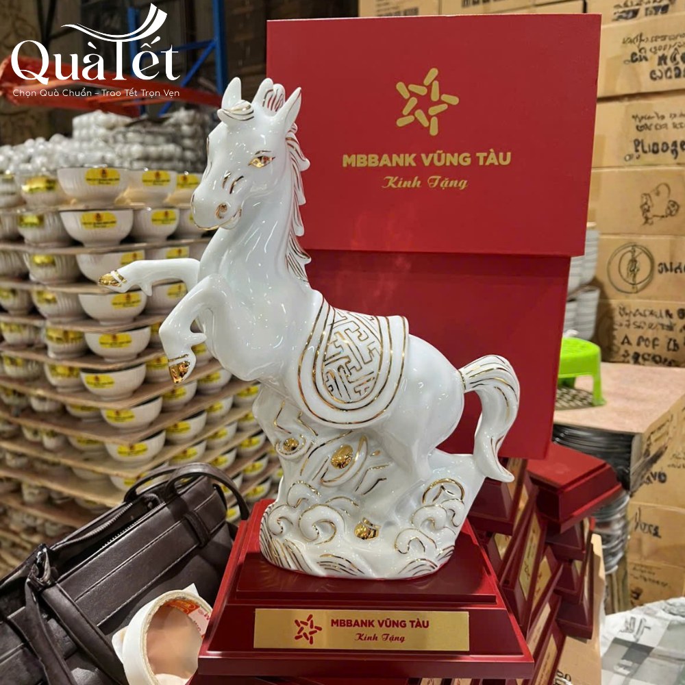Tượng linh vật ngựa quà tết