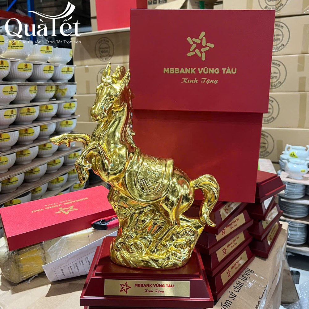 Tượng linh vật ngựa quà tết