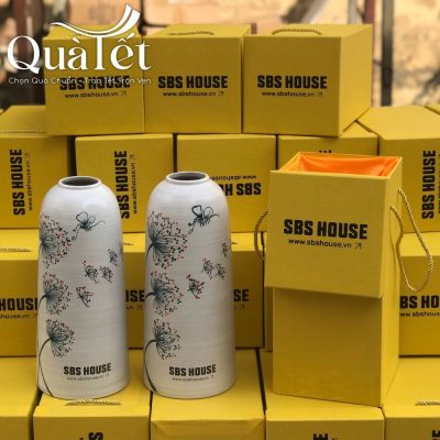 Bộ sản phẩm bình hoa và hộp xi cứng màu vàng cao cấp được xếp gọn gàng chuẩn bị cho sự kiện