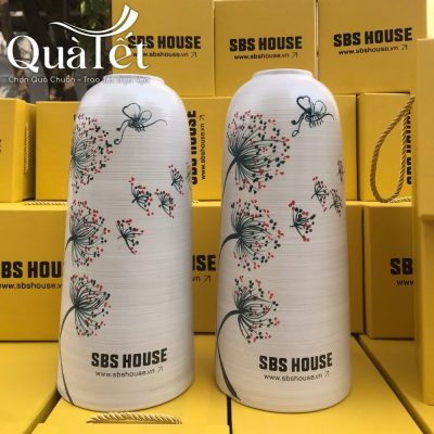Cận cảnh hai chiếc bình hoa dáng vò men xước vẽ tay bồ công anh với logo thương hiệu in sắc nét ở chân bình