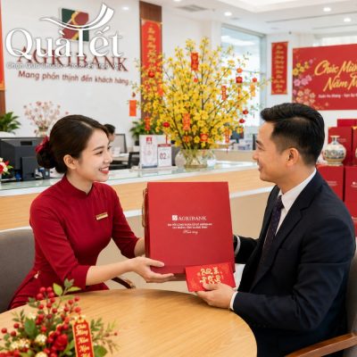 Nhân viên Agribank trao tặng hộp quà Tết sang trọng cho khách hàng tại quầy giao dịch
