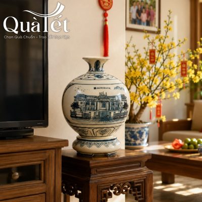 Bình hút lộc đặt cạnh tivi trong không gian phòng khách ấm cúng ngày Tết