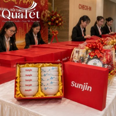 Hộp quà Tết set 10 bát cơm chuẩn bị cho sự kiện trao tặng của doanh nghiệp