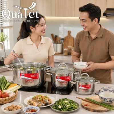 Cặp đôi hạnh phúc chuẩn bị bữa cơm tất niên ấm cúng với bộ nồi inox Sunhouse