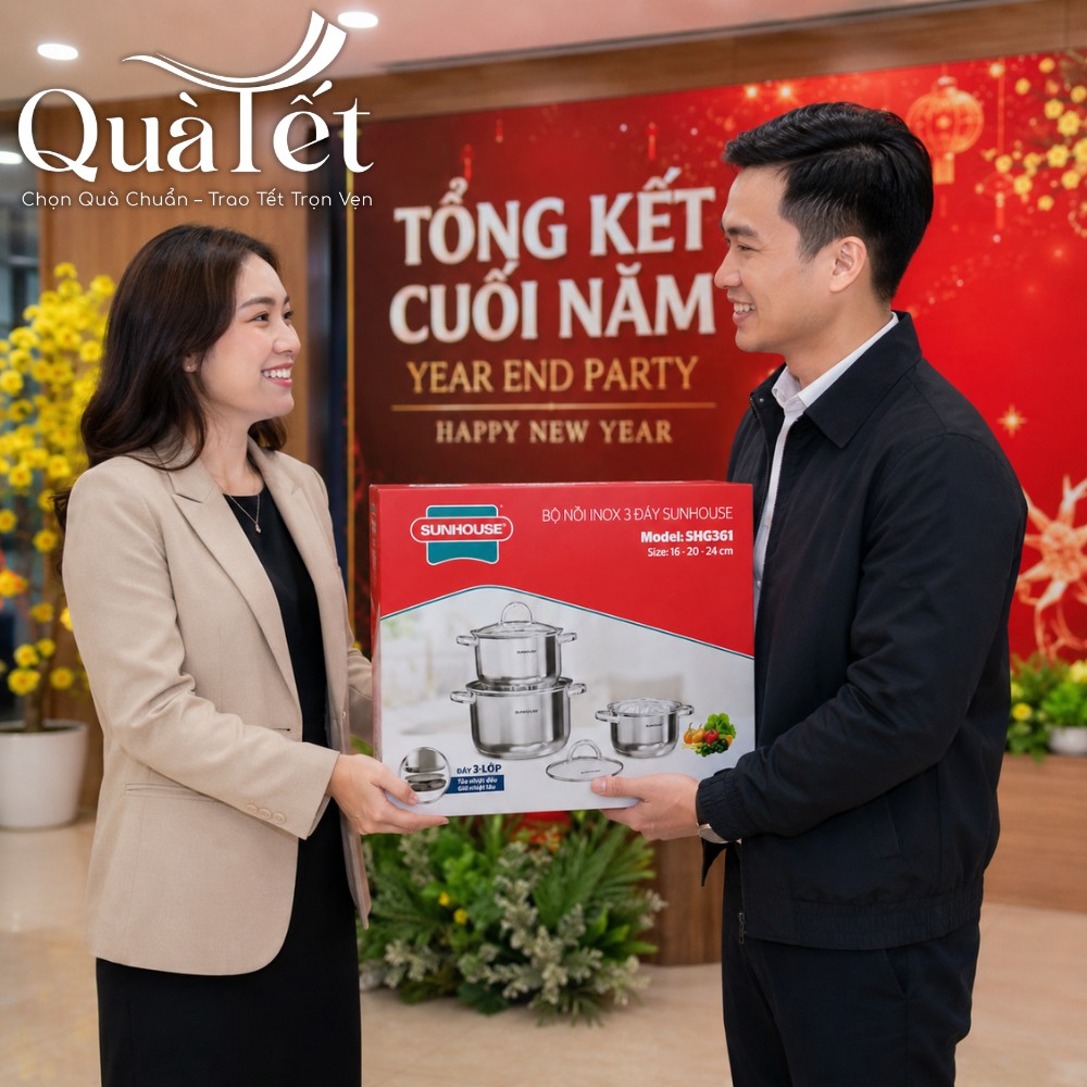 Đại diện doanh nghiệp trao tặng hộp quà bộ nồi inox Sunhouse cho nhân viên tại sự kiện tổng kết cuối năm