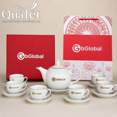 Cận cảnh bộ ấm chén in logo thương hiệu GbGlobal màu vàng kim nổi bật