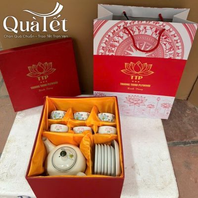 Hộp quà xi đỏ lót lụa vàng định hình chuẩn xác bảo vệ bộ ấm chén an toàn
