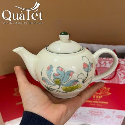 Họa tiết hoa sen được vẽ tay thủ công tỉ mỉ, tinh tế
