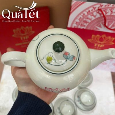 Nắp ấm được làm kín khít, giúp om hơi trà kín