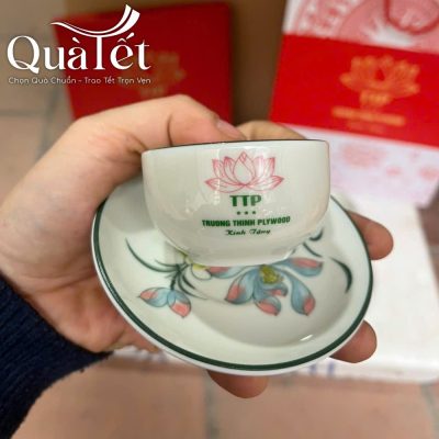 Logo thương hiệu được in ấn rõ nét, cân đối trên chén trà
