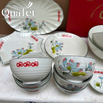 Bát cơm sứ trắng tráng men bóng mịn với logo thương hiệu in decal sắc nét