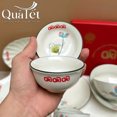 Chi tiết bát mắm và đĩa chấm nhỏ gọn, thiết kế vừa vặn và cầm nắm chắc tay