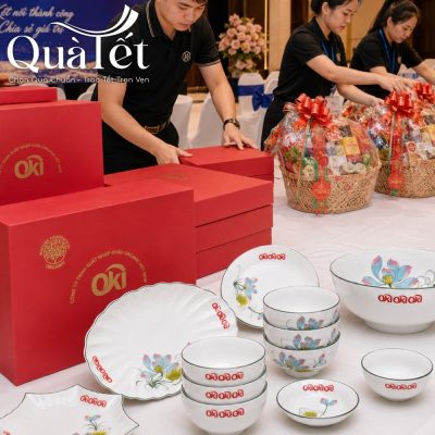 Nhân viên đóng gói chuyên nghiệp chuẩn bị số lượng lớn hộp quà tặng tết in logo phục vụ doanh nghiệp