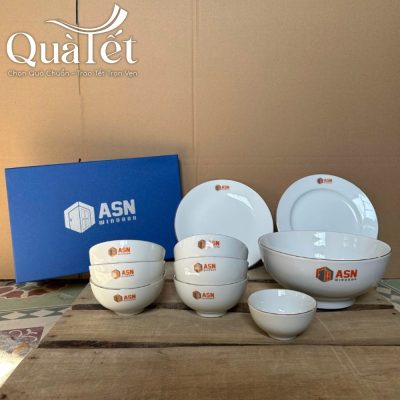 Hình ảnh thực tế của bộ bát đĩa sứ trắng viền vàng đặt kèm hộp quà tặng màu xanh dương