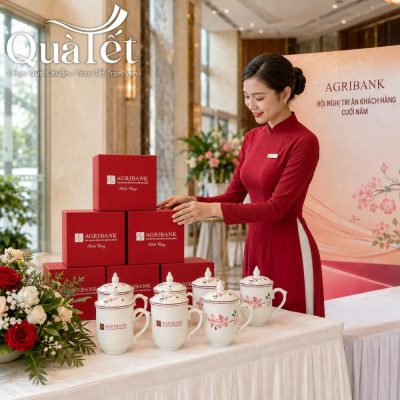 Không gian sự kiện hội nghị tri ân khách hàng cuối năm với bàn trưng bày quà tặng ca sứ