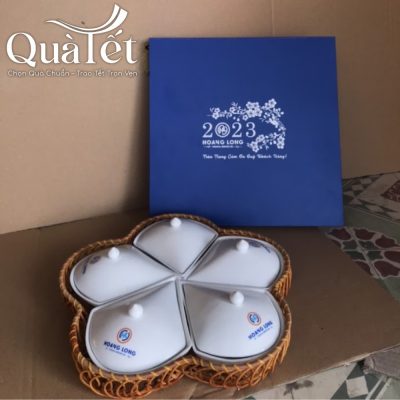 Thiết kế khay mứt có nắp đậy kín đáo, sạch sẽ khi bảo quản bánh mứt
