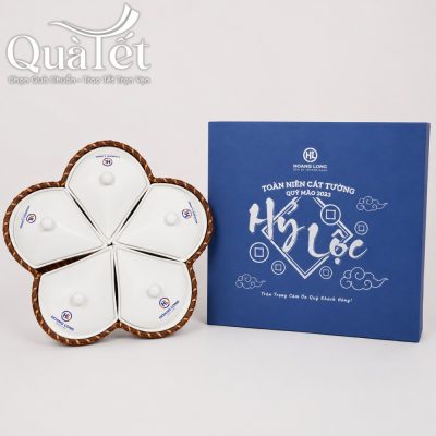 Bộ khay mứt sứ trắng đặt cạnh hộp xi lót lụa sang trọng in chữ Hỷ Lộc