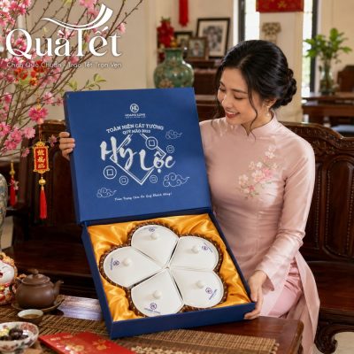 Người nhận mở hộp quà khay mứt lót lụa vàng sang trọng