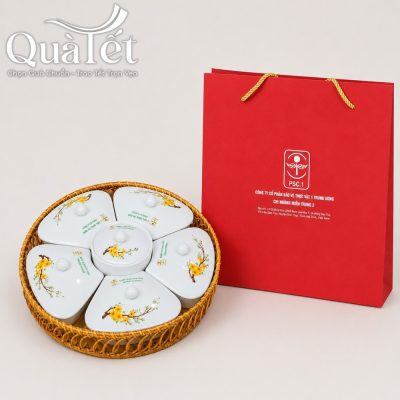 Thiết kế dáng khay mứt có nắp đậy kín đáo từng hũ, đảm bảo bánh kẹo sạch sẽ
