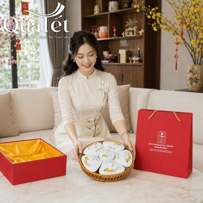 Thiết kế trang nhã của bộ khay mứt tôn lên nét đẹp truyền thống trong không gian phòng khách Việt