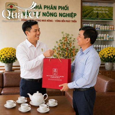 Đại diện doanh nghiệp trao tặng túi quà Tết màu đỏ in logo thương hiệu sắc nét cho đối tác