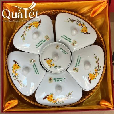 Bộ khay mứt sứ trắng vẽ hoa mai đặt gọn gàng trong hộp quà lót lụa vàng sang trọng