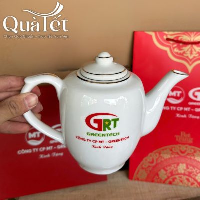 Cận cảnh chiếc ấm trà dáng tống cao in logo GRT sắc nét với đường chỉ vàng kim chạy quanh nắp ấm