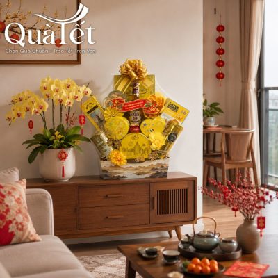 Giỏ quà Tết Hoàng Kim Phú Quý QT-SQ04 trưng bày trên kệ gỗ phòng khách cạnh chậu lan hồ điệp vàng