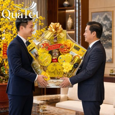 Đại diện doanh nghiệp thực hiện nghi thức trao tặng giỏ quà Tết Hoàng Kim Phú Quý cho đối tác VIP