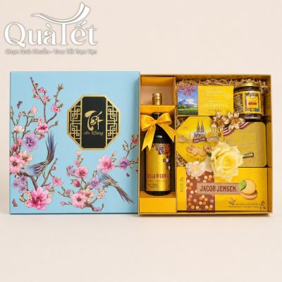 Cận cảnh các thành phần bánh kẹo cao cấp và chai rượu vang Ý được sắp xếp ngay ngắn bên trong khay định hình