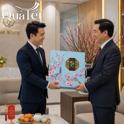 Đại diện doanh nghiệp trao tặng hộp quà Tết An Khang cho đối tác VIP