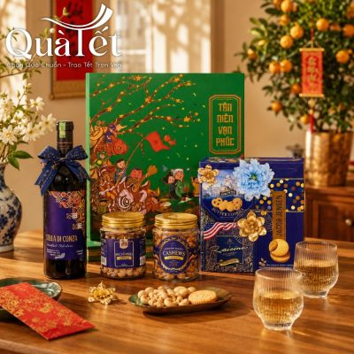 Các thành phần hạt dinh dưỡng và bánh quy trong hộp quà được bày biện tinh tế trên bàn gỗ bên tách trà ấm
