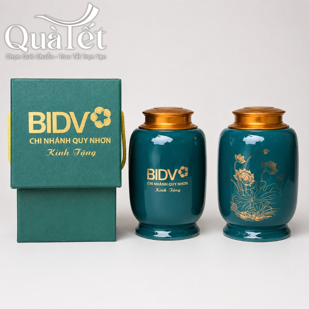Hũ đựng trà sứ màu xanh lá mạ in logo BIDV đặt cảnh hộp quà xi cứng cáp đồng bộ có lót lụa vàng
