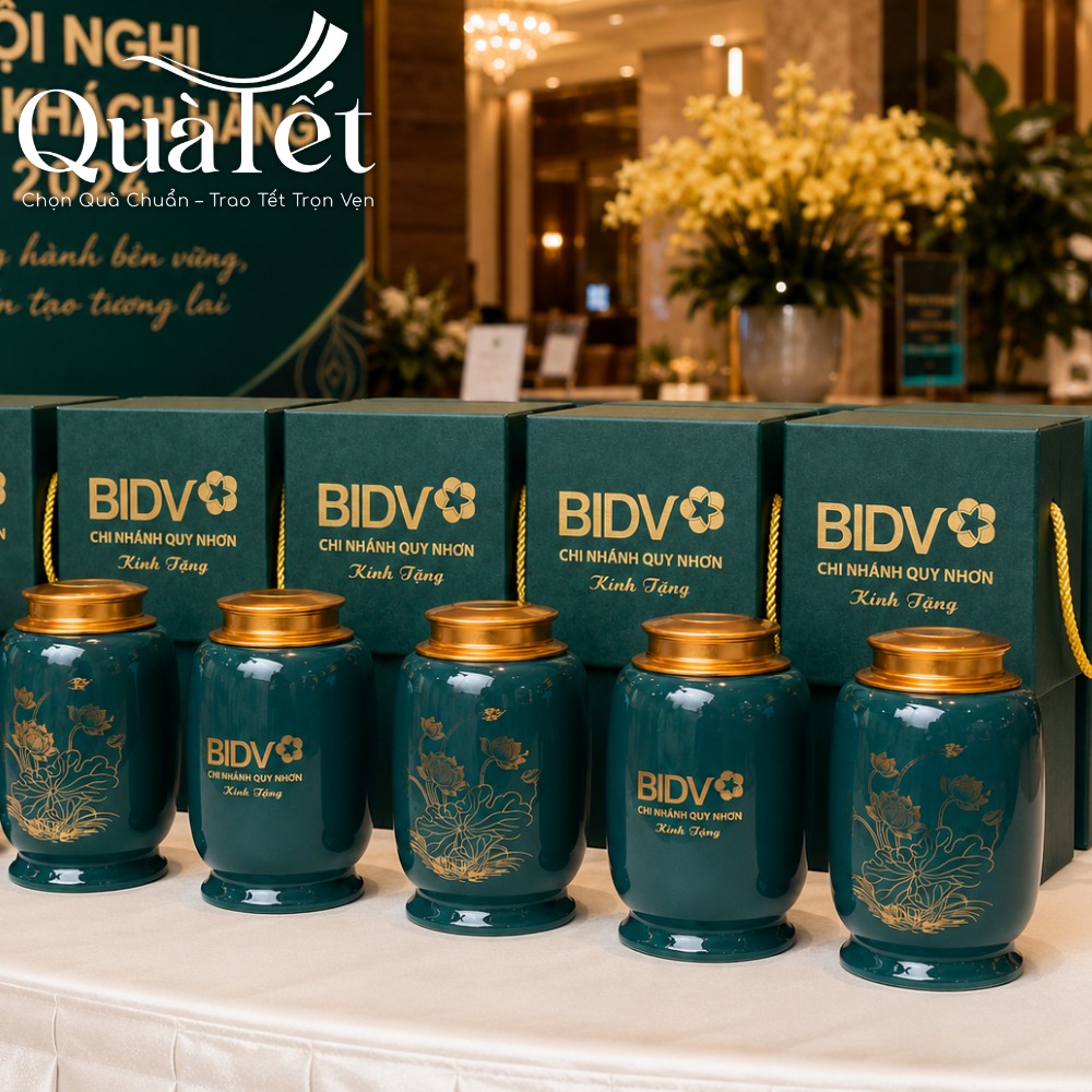 Dãy hũ đựng trà sứ và hộp quà B2B in logo BIDV trưng bày trang trọng tại không gian hội nghị khách hàng