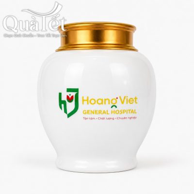 Mặt sau hũ trà sứ trắng in logo Hoang Viet General Hospital sắc nét và bền màu