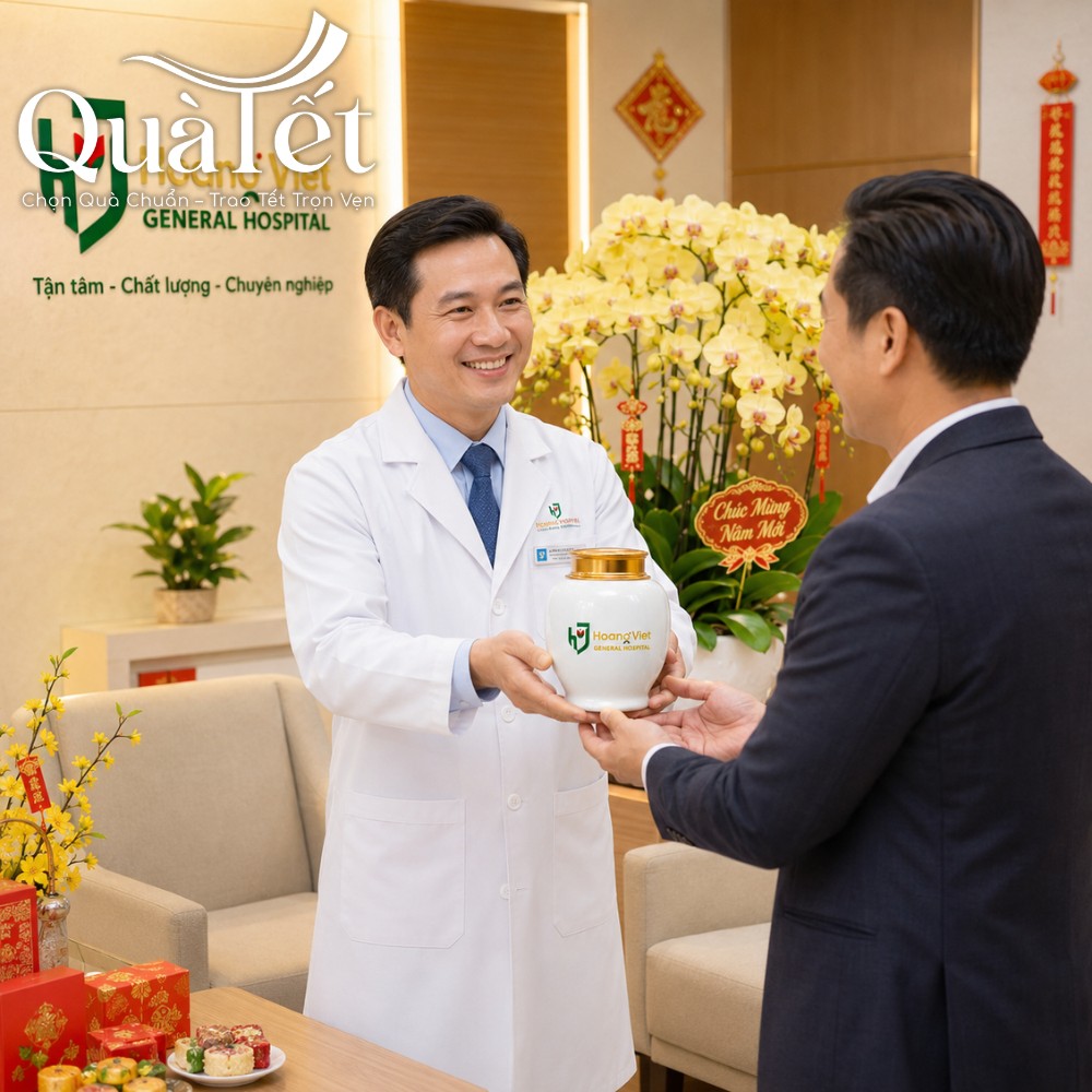 Đại diện doanh nghiệp trao tặng hũ trà sứ vẽ vàng in logo cho đối tác VIP trong không gian trang trọng