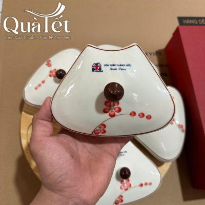 Cận cảnh chi tiết nắp khay sứ hình cánh hoa vẽ đào đỏ vẽ tay thủ công sắc sảo cùng logo in decal