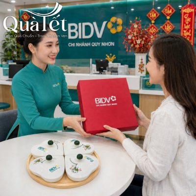 Đại diện doanh nghiệp trao tặng hộp quà Tết sang trọng cho khách hàng tại văn phòng giao dịch