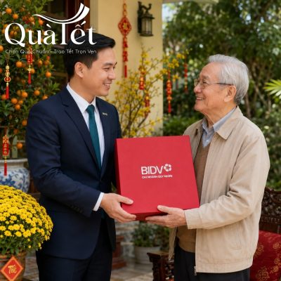 Niềm vui của khách hàng khi nhận món quà Tết ý nghĩa từ đại diện doanh nghiệp
