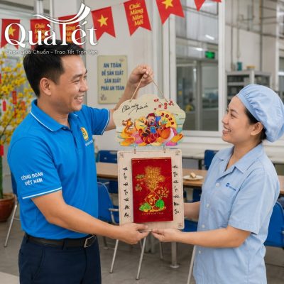 Đại diện công đoàn trao tặng lịch bloc gỗ Tết cho nữ công nhân ngay tại khu vực nhà xưởng