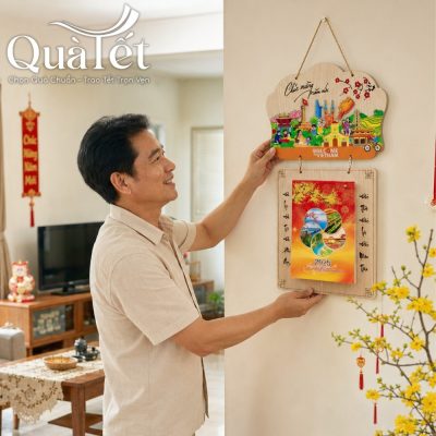 Người nhận sử dụng lịch tết trang trí trong không gian sống gia đình