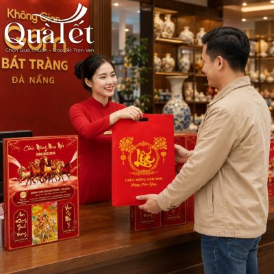 Nhân viên cửa hàng tặng bộ lịch Tết cho khách hàng tại showroom Không Gian Gốm Bát Tràng Đà Nẵng