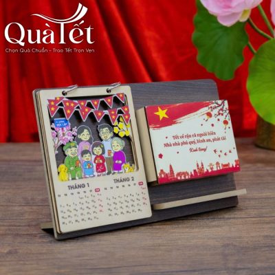 Góc chụp nghiêng của lịch gỗ để bàn QT-LT02 thể hiện rõ cấu trúc chân đế gỗ chữ L vững chãi