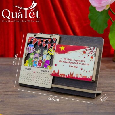 Kích thước chi tiết của lịch gỗ để bàn đa năng QT-LT02 với chiều rộng 23.5cm và cao 15.5cm