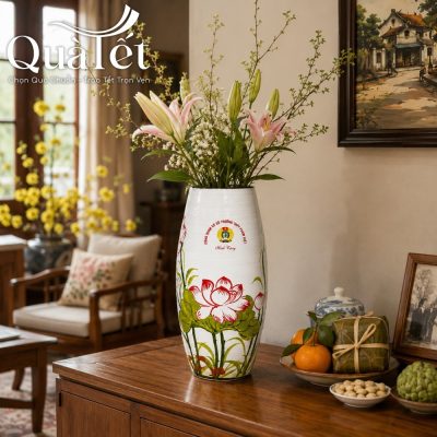 Bình hoa sen hồng dáng bom cắm hoa ly trắng hồng thanh tao trên mặt tủ gỗ mang lại không gian Tết cổ truyền