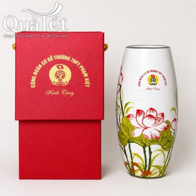 Cận cảnh bộ sản phẩm lọ hoa sen hồng dáng bom đặt cạnh hộp xi đỏ lót lụa sang trọng in logo màu vàng kim sắc nét