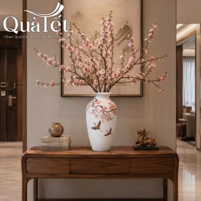 Dáng bình cao dễ dàng cắm đa dạng các loại hoa ngày Tết