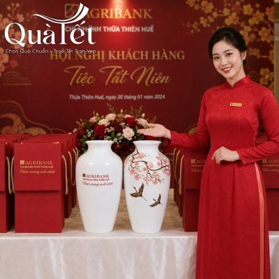 Bình hoa kèm hộp quà tặng trang trọng sẵn sàng trao gửi khách hàng, đối tác dịp cuối năm