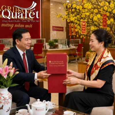 Bình hoa được đặt vào hộp xi lót lụa sang trọng trao gửi khách hàng
